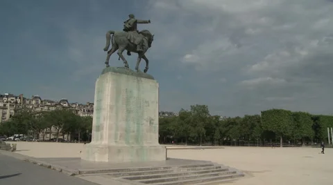 Pan from Statue to Eiffel Tower 2 Stock-Footage 52888412