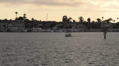 Pan of sun setting on a cloudy afternoon in  harbor.mp4 Video stock 67465802