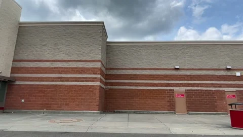 Pan of Target retail store building and people wearing face masks during the  Vídeos de archivo 156426911