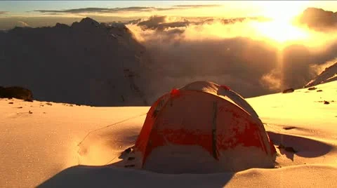 Pan from tent to Everest 库存影片 22221278