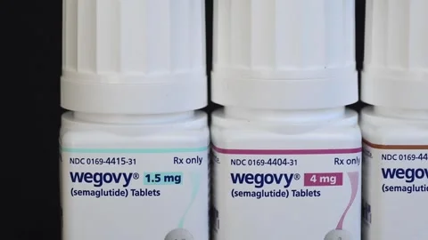 Pan of three different mg doses of the new Wegovy semaglutide tablets 스톡 동영상 334761803