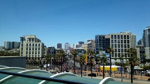 Pan Timelapse of Crowd feeding in an out of Gaslamp Quarter at Comic-Con Stockbeeldmateriaal 112942312