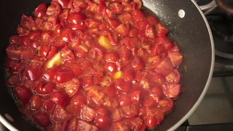 Pan with tomatoes in the cooking for sauce 库存影片 76704497