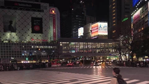 Pan video of crowd waiting and crossing at the Shibuya Intersection at night Video stock 127585247