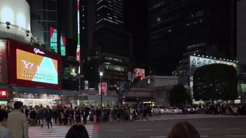 Pan video of crowd waiting and crossing at the Shibuya Intersection at night Video stock 127629708