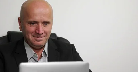 Pan View Happy  Manager Working on Tablet Read Official Good Financial News Vidéo 83643429