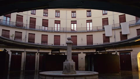 Pan view of La Placa Redona and surrounding buildings, Valencia, Spain Video stock 297265603