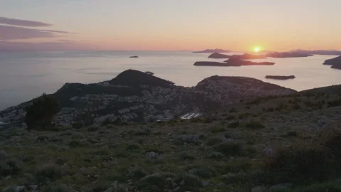 Pan view of low setting sun from Mount Srd, Dubrovnik, Croatia, 4k 库存影片 274457479