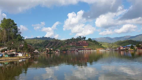 Pan view of Mae Hong Son, Thailand. Lake and resorts in Ruk Thai beautiful na Stock-Footage 168179663