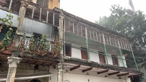Pan view of old abandoned building with dried trees and bushes intact in Kolkata Vídeos de archivo 299880850