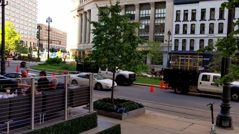 Pan view of sidewalk scene, people relaxing on outside couches on Woodward Ave Vídeos de archivo 133142736