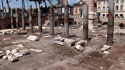 A pan view of Trajan’s colonne’s Forum In Rome 스톡 동영상 101962327