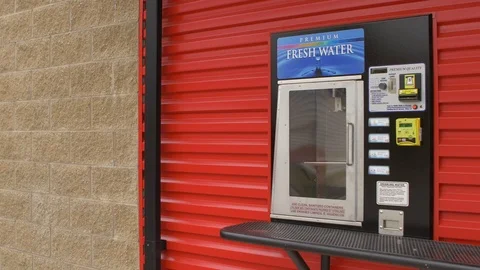Pan of Water Dispenser Видео 102396644