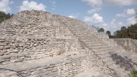 Pan from Xacambo pyramid to the temple grounds. 스톡 동영상 105765562