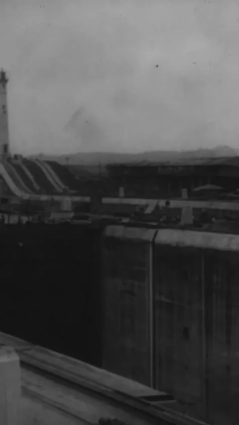 PANAMA - 1913 - Local construction workers build the gates of the Panama Canal. Video stock 342814779