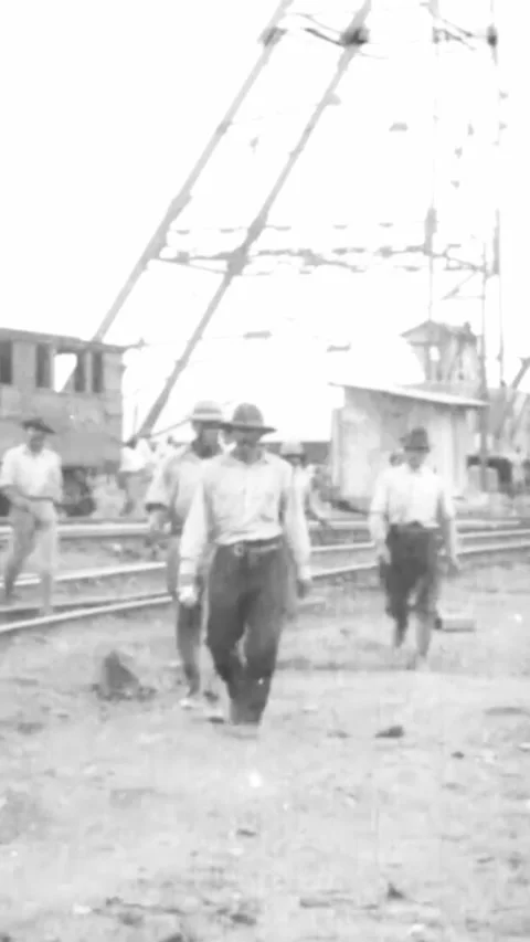 PANAMA - 1913 - Men build around a railway on the floor of the Culebra Cut by Video stock 342818482