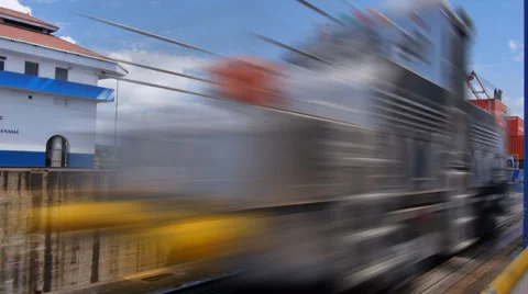 Panama canal containers pass by FF Stockbeeldmateriaal 32162689