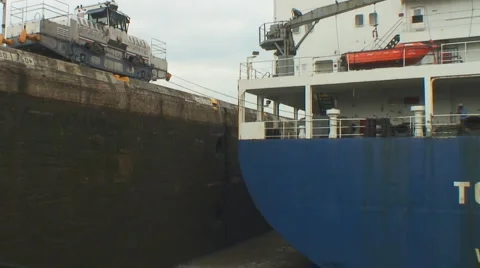 Panama Canal: lifting a cargo ship 31 feet Video stock 1047390