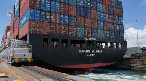 Panama canal ship away FF Stockbeeldmateriaal 32162948
