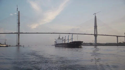 PANAMA SEPT 2018: Cargo Ship Transit Tug Boat Panama Canal 動画素材 100275062