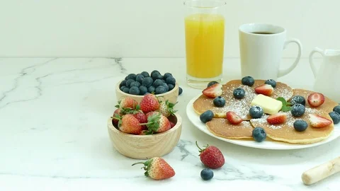 Pancake with Fresh Berry Video stock 87244286