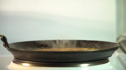 The pancake is fried in a frying pan Vídeo Stock 85950732