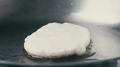 Pancake fried in a pan Video stock 131327083