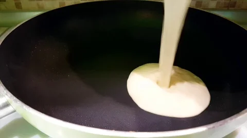 Pancake in a frying pan Video stock 89713313