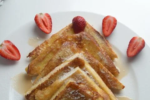 Pancake stack with strawberries and honey on a white plate. Foto stock