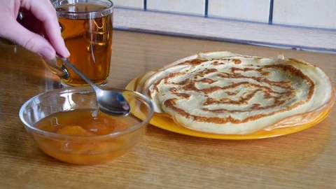 Pancakes with apricot jam Vidéo 70882537