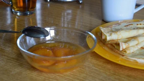 Pancakes with apricot jam Vidéo 70882560