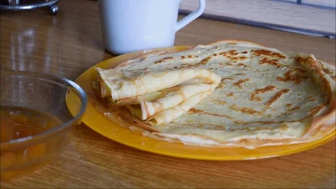 Pancakes with apricot jam Vidéo 70882669