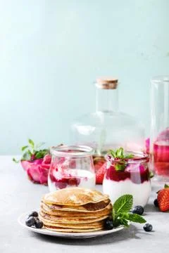 Pancakes with berries Foto stock