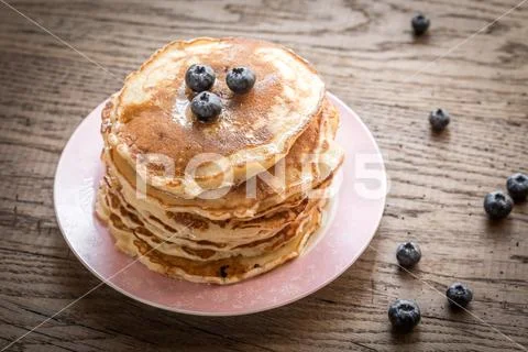 Pancakes with maple syrup and fresh blueberries Stock Photos