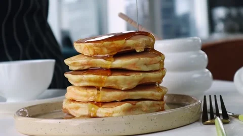 Pancakes with maple syrup. Stock-Footage 153543496