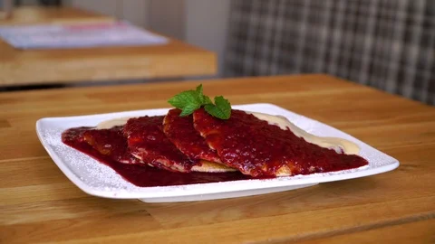 Pancakes with raspberry and white chocolate, delicious breakfast with pancakes Vidéo 104018331