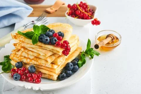 Pancakes. Stack of crepes or thin pancakes with berries, blueberries, red cur Foto stock