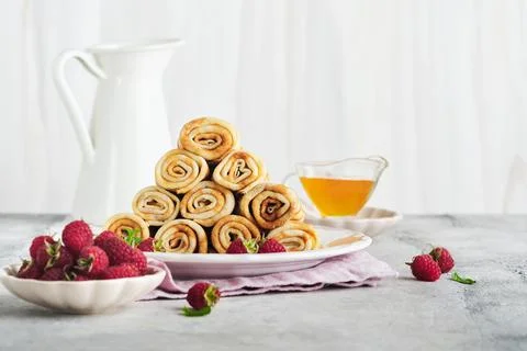 Pancakes. Stack of crepes or thin pancakes with berries, with raspberries and 스톡 사진