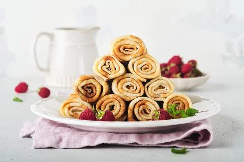 Pancakes. Stack of crepes or thin pancakes with berries, with raspberries and Stockfoto's