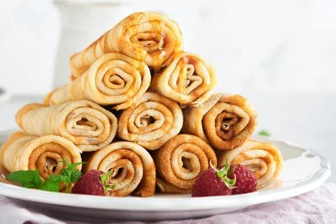 Pancakes. Stack of crepes or thin pancakes with berries, with raspberries and Stockfoto's