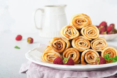 Pancakes. Stack of crepes or thin pancakes with berries, with raspberries and Foto stock