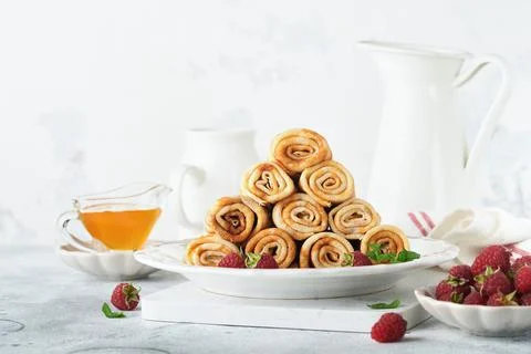 Pancakes. Stack of crepes or thin pancakes with berries, with raspberries and 스톡 사진