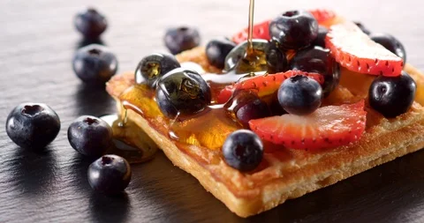 Pancakes with syrup 動画素材 104562361