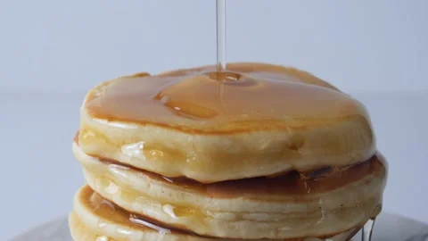 Pancakes with syrup Video stock 168303117