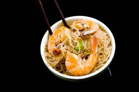 Pancit in bowl Stock-Fotos
