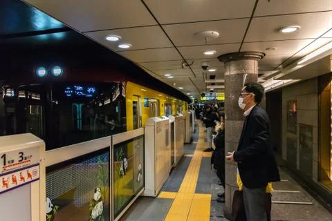Panda platform screen doors of Tokyo metro subway Ueno station. Foto stock