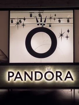 Pandora Jewelry Storefront Display Featuring Logo and Design Elements Foto stock