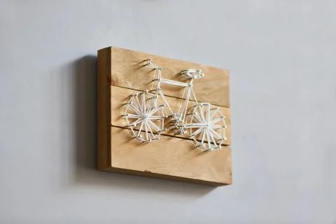 Panels in the style of string art, a bicycle on wooden boards Stockfoto's