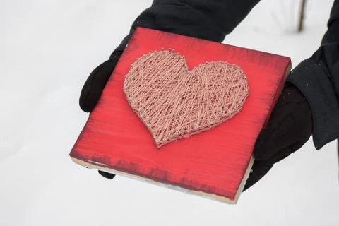 Panels of thread and nails, heart on a red background. string art on a white  Foto stock