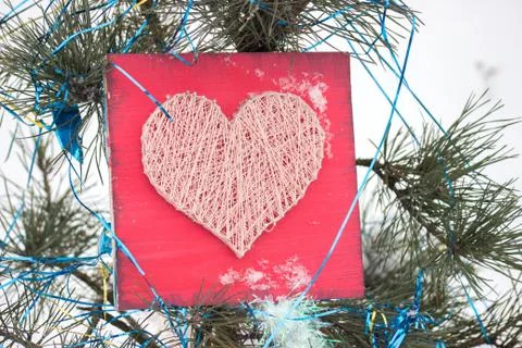Panels of thread and nails, heart on a red background. string art on a white  Foto stock